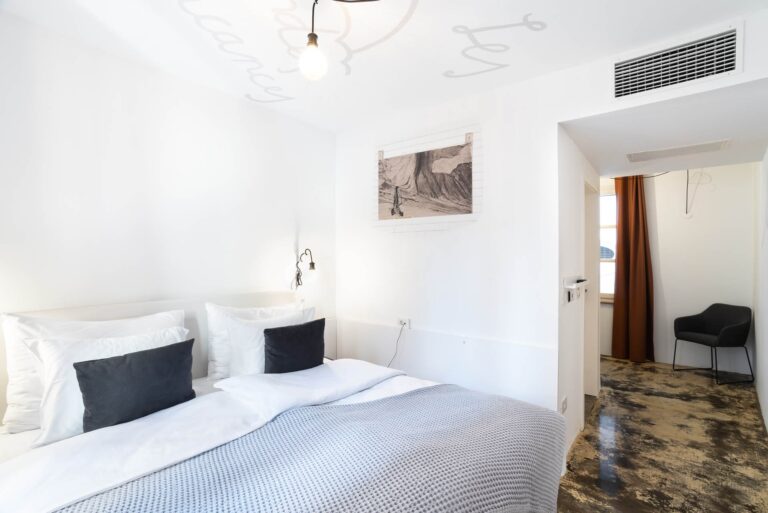 ART HOTEL TARTINI Double room with city street view without balcony 4
