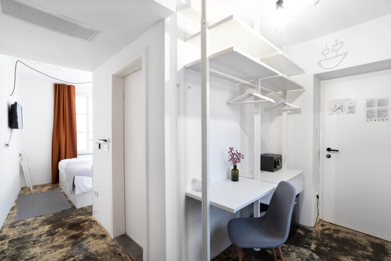 ART HOTEL TARTINI Double room with city street view without balcony 5