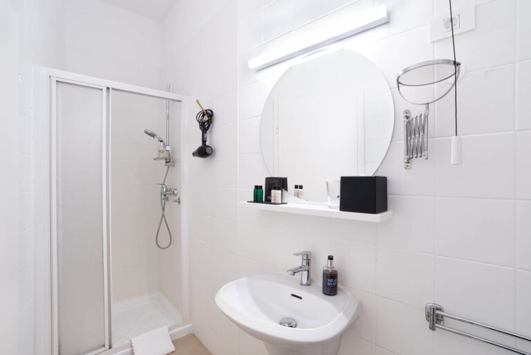 ART HOTEL TARTINI Doppelzimmer mit Meerblick und Balkon02