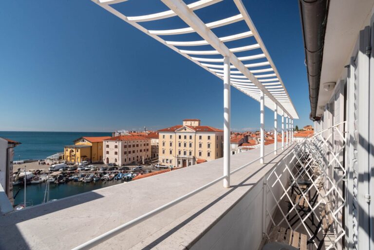 ART HOTEL TARTINI Doppelzimmer mit Meerblick und Balkon04