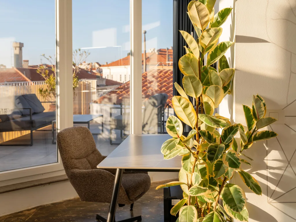 Miza postavljena na hotelski terasi nad strehami Piran