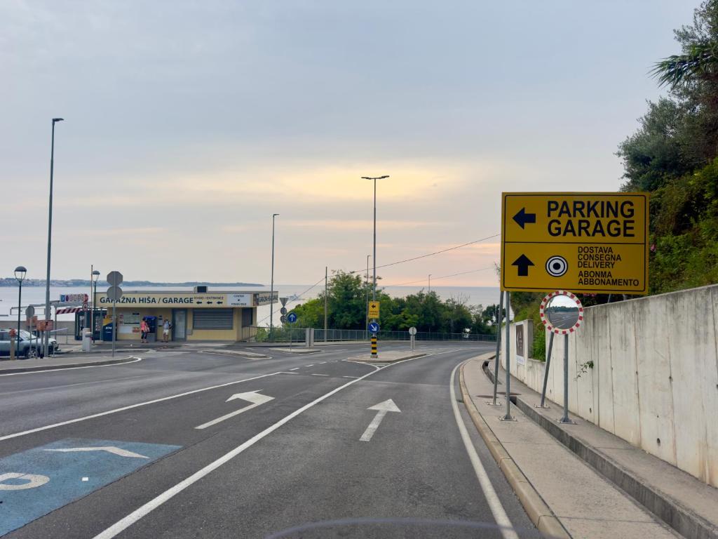 Straße Parkhaus Fornace Piran